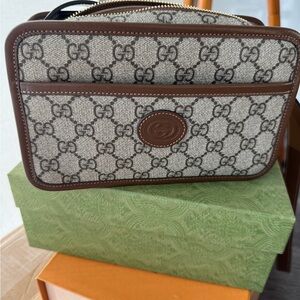 Gucci- GG Supreme Monogram Azalea